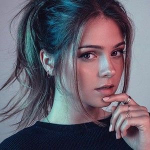 Meet your Posher, Claudia